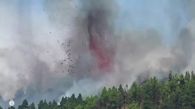 Momento exacto de la explosión del volcán en La Palma