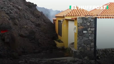 Lava del volcán de La Palma destruyendo casas