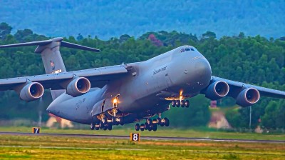 Primer plano de un avión despegando y aterrizando en la base Rammstein, Kabul Airline, helicóptero de ataque AC-130 y Battle Claw, E-6B