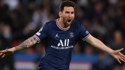 Messi's first goal for PSG