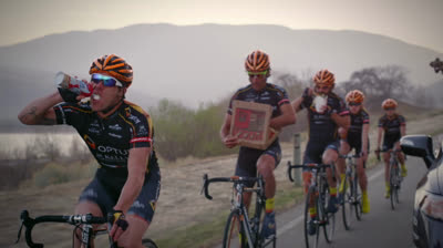Ciclistas comiendo mientras pedalean