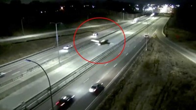 IMPRESIONANTE: avioneta aterriza en medio del tráfico de una autopista (vídeo completo)