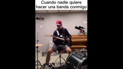 Cuando nadie te quiere en su grupo de música…
