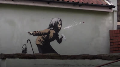Une peinture d'un retraité éternuant créée par Banksy à Bristol