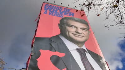 Joan Laporta coloca una pancarta gigante al lado del Santiago Bernabeu