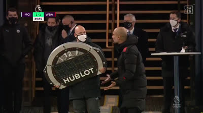 Guardiola does not leave the 4th referee alone