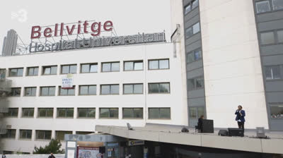 Antonio Orozco sings on a hospital rooftop