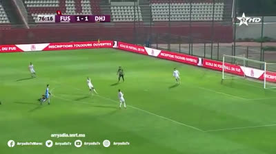 في الدوري المغربي.. حارس الفتح الرباطي طُرد وزميله وقف مكانه وقام بعمل تصدي مذهل بإعتبره لاعب ليس حارس !