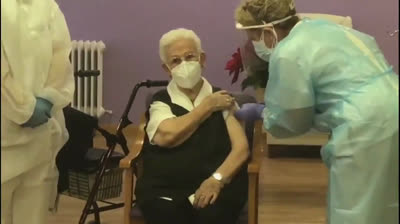 Araceli es la primera persona vacunada en España contra el Coronavirus