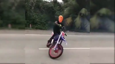 Fails, falls and funny moments on motorcycles