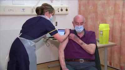 Brian Pinker est la première personne au monde à avoir reçu le vaccin d'Oxford