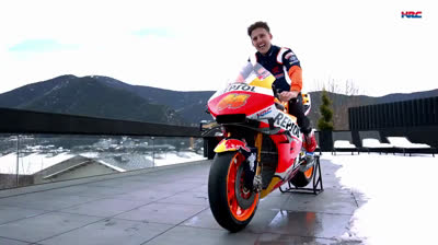 Pol Espargaró presents his new bike, the RC213V