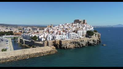 Vuelo sobre el mar frente a Peñíscola (rozando los acantilados)