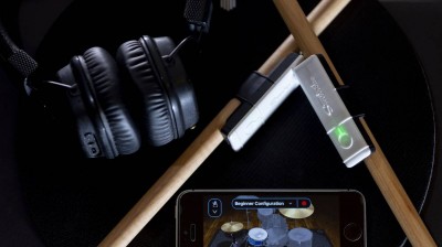 Un hombre toca la batería con un mando de videoconsola