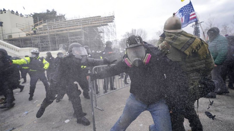 I sostenitori di Donald Trump attaccano il Campidoglio di Washington | LIVE