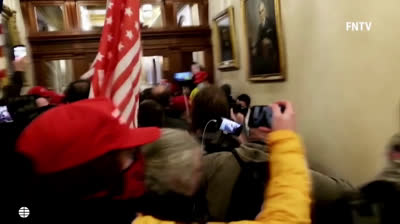 Momento in cui una donna viene uccisa da un poliziotto durante l'assalto al Campidoglio
