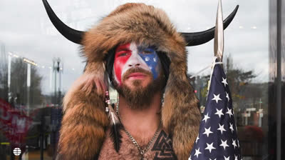 ¿Quién es el hombre de los cuernos y las pieles que asaltó el Capitolio?