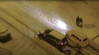 Renault 4 latas adelantando a un SUV  en la nieve