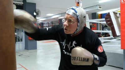 Abuela de 74 años practica boxeo para aliviar el párkinson