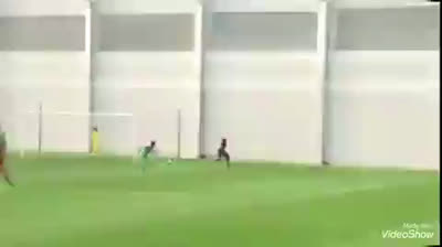 بعد عودته للمشاركة رسميا إثر غياب عامين.. أحمد ربيع يصطدم بقوة بالقائم في مباراة الجزيرة وخورفكان!