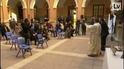 Un cura mata una paloma mensajera mientras la bendice: “Ay se ha muerto, que pena”