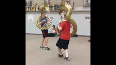 Pelea de espadas láser y de trombones