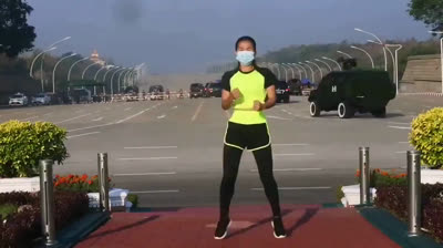 Un professeur donne un cours d'aérobic pendant le coup d'État Birmanie