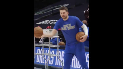 Luka Doncic metiendo un triple con el pie