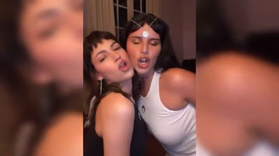 Úrsula Corberó and Nathy Peluso dancing "Delito".