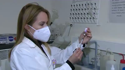 Dos enfermeras españolas consiguen sacar una dosis más de cada vial de Pfizer