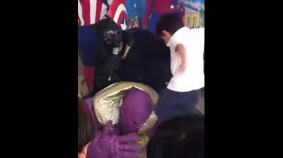 Un enfant donne des coups de pied dans une fête