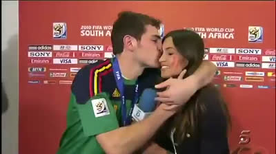 Beso de Iker Casillas y Sara Carbonero en el Mundial 2010