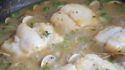 Receta rápida de bacalao en salsa verde y almejas