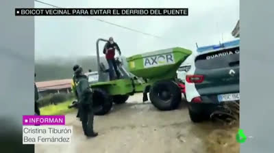 Concejal del PP de Cantabria embistiendo a la Guardia Civil con un tractor