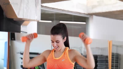 Entrenamiento de tríceps con mancuernas en casa