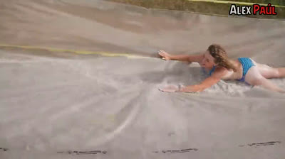 Caídas graciosas y divertidas en toboganes de agua