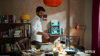 Maxi Iglesias presenta el templo de “Valeria”