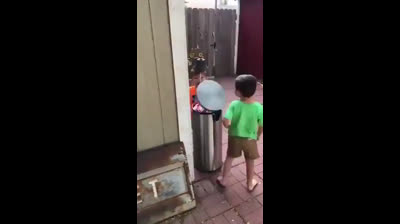 Niños jugando con una papelera